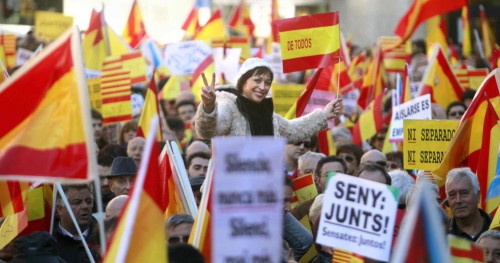 miles-de-ciudadanos-se-manifiestan-en-barcelona-en-defensa-de-la-constitucion
